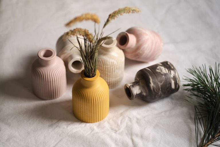 Ce material este mai potrivit pentru o vaza: sticla, ceramica sau metal?